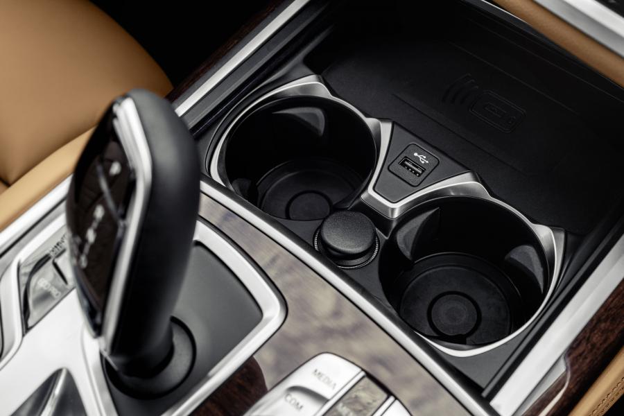 Детали интерьера BMW 750Li xDrive (G12) 2019 года  (WW) (фото 49 из 164)